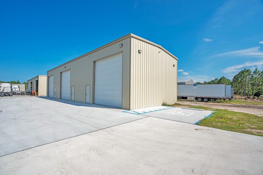 More Photos Of 3295 Steel Rail Dr, Bunnell Warehouse For Lease