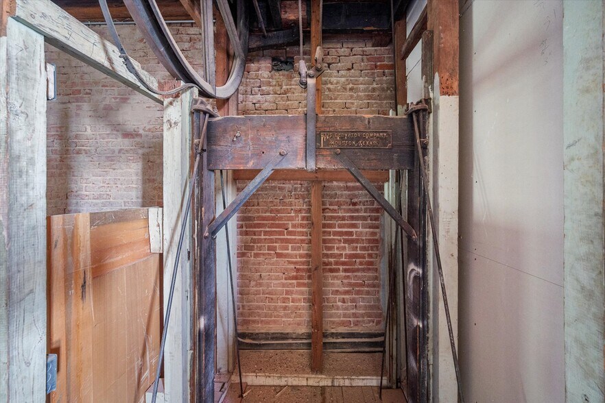 More Photos Of 107 S Beaton St, Corsicana Storefront For Sale