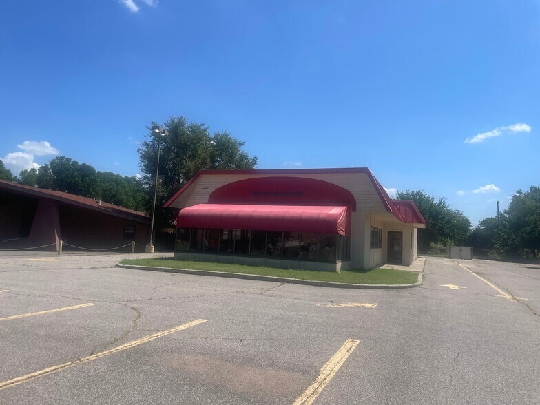 More Photos Of 8 E Main St, Yukon Fast Food For Lease