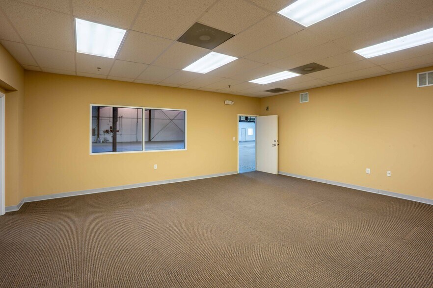 More Photos Of 6950 112th Cir, Largo Warehouse For Lease