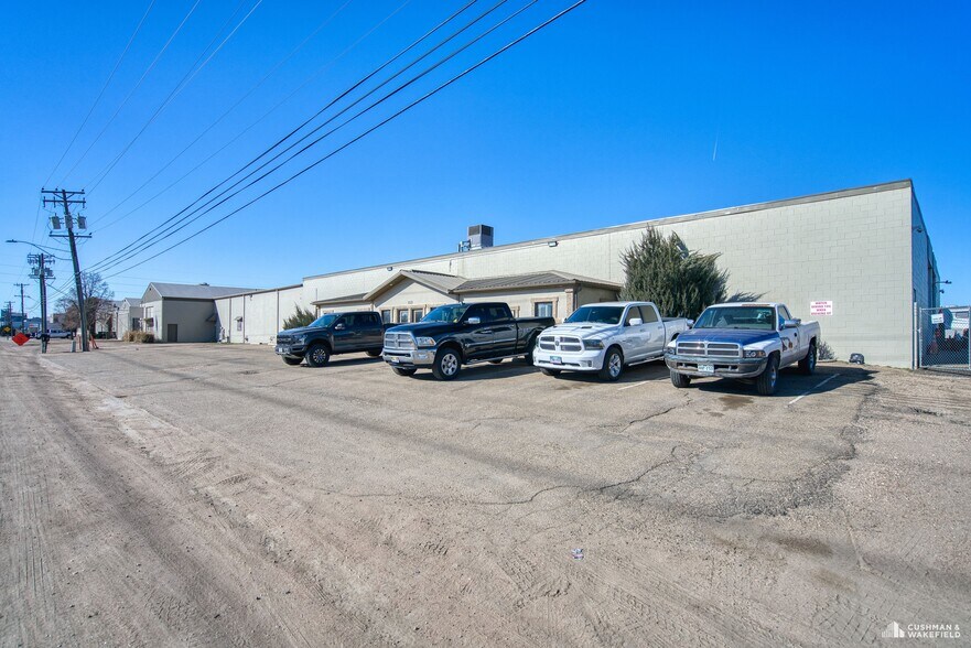 More Photos Of 113-213 6th Ave, Greeley Warehouse For Sale