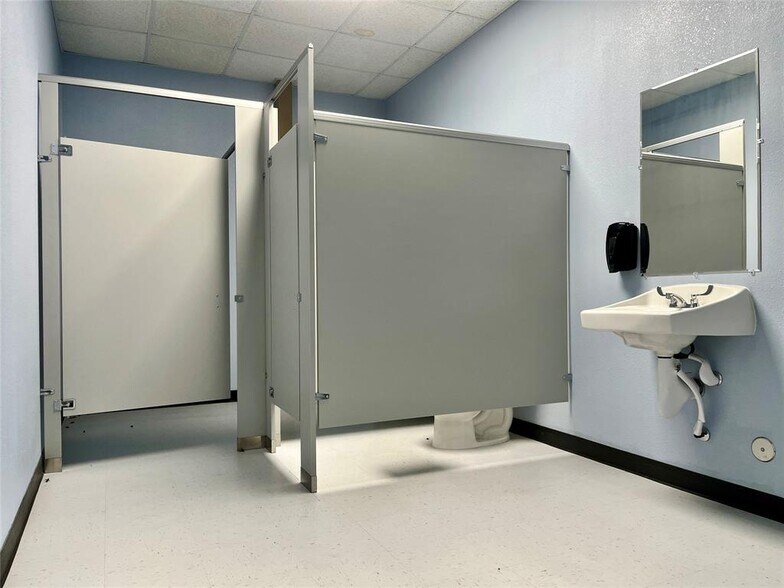 More Photos Of 102 W Dallas St, Llano Storefront Retail Office For Lease