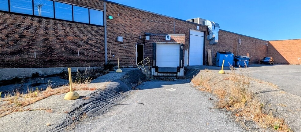 More Photos Of 5775 Rue Ferrier, Mont-Royal Manufacturing For Lease