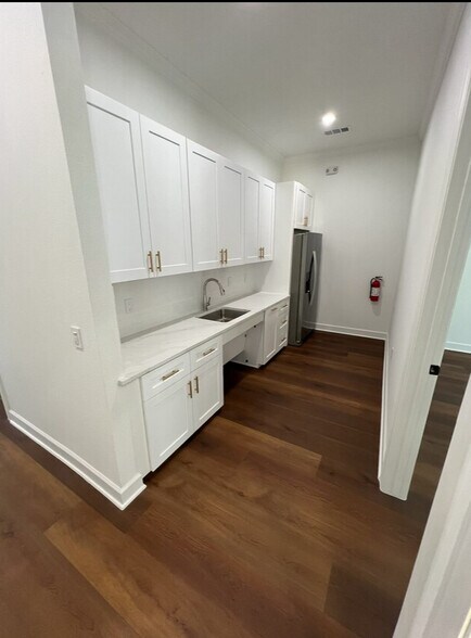 More Photos Of 1325 Main St, Katy Office For Lease