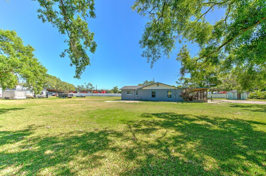 More Photos Of 5921 Causeway Blvd, Tampa Flex For Sale