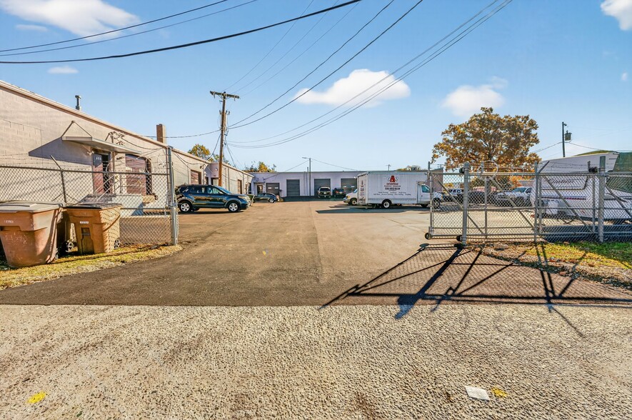 More Photos Of 1805 Sullivan St, Greensboro Distribution For Lease