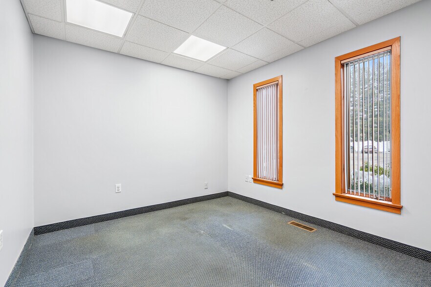 More Photos Of 323 Boston Post Rd, Sudbury Office For Lease