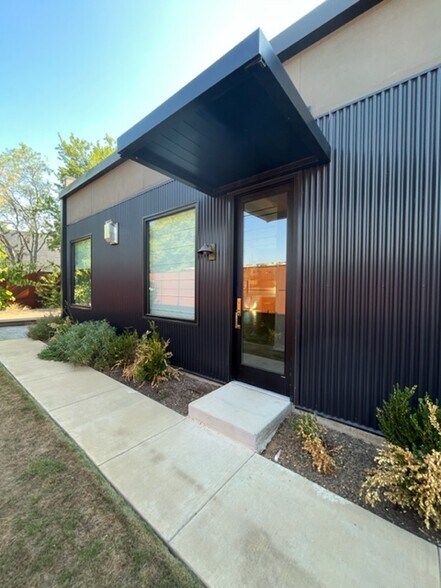 More Photos Of 4780 Iberia Ave, Dallas Showroom For Lease