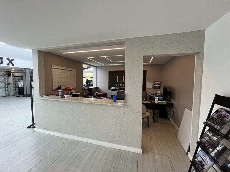 More Photos Of 4685 N Tamiami Trl, Sarasota Warehouse For Sale