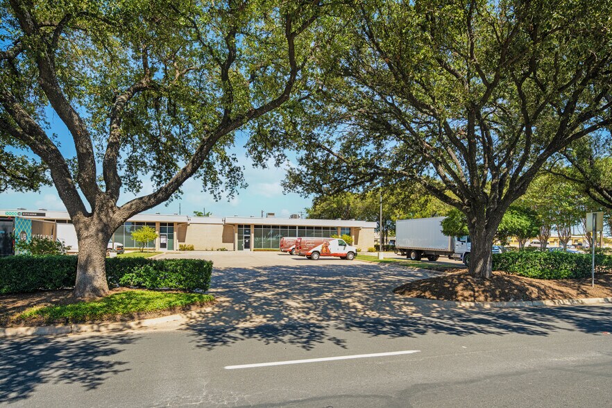 More Photos Of 2600 Longhorn Blvd, Austin Light Distribution For Lease