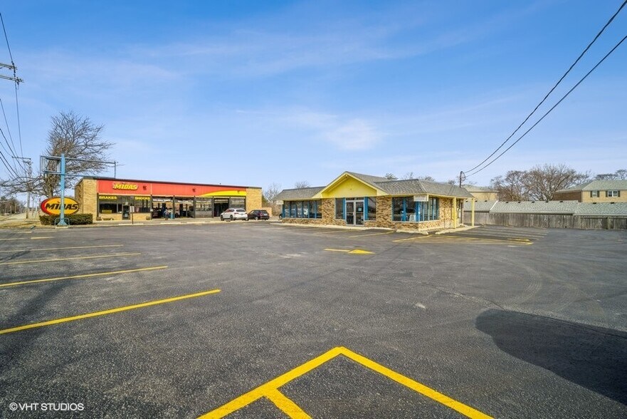 More Photos Of 1124 N Milwaukee Ave, Libertyville General Retail For Lease