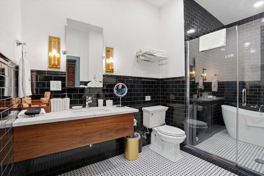 More Photos Of 140 N 2nd St, Philadelphia Hotel For Sale