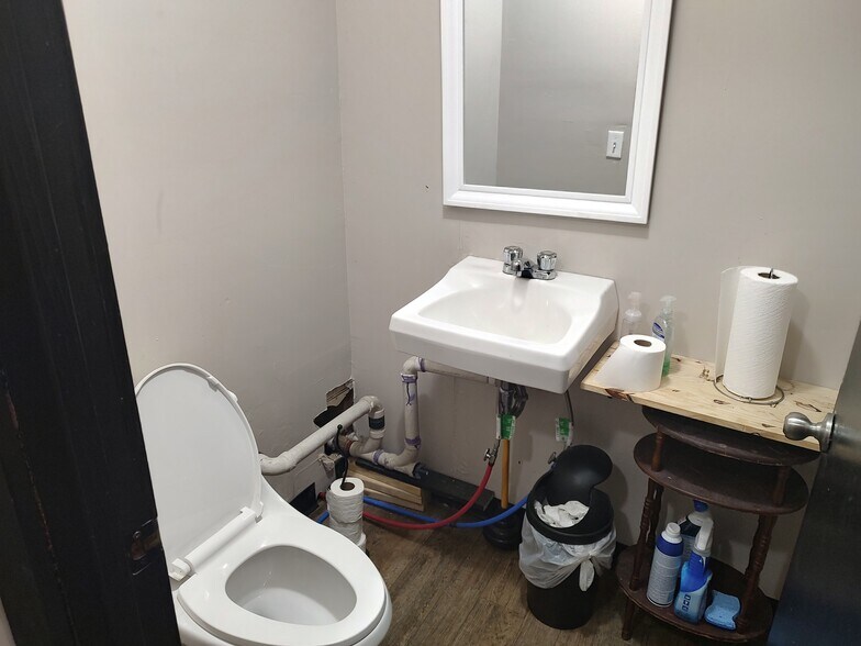 More Photos Of 502 US-1, Norlina Freestanding For Sale