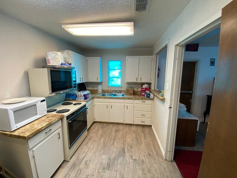 More Photos Of 1717 Idalou Rd, Lubbock Specialty For Sale