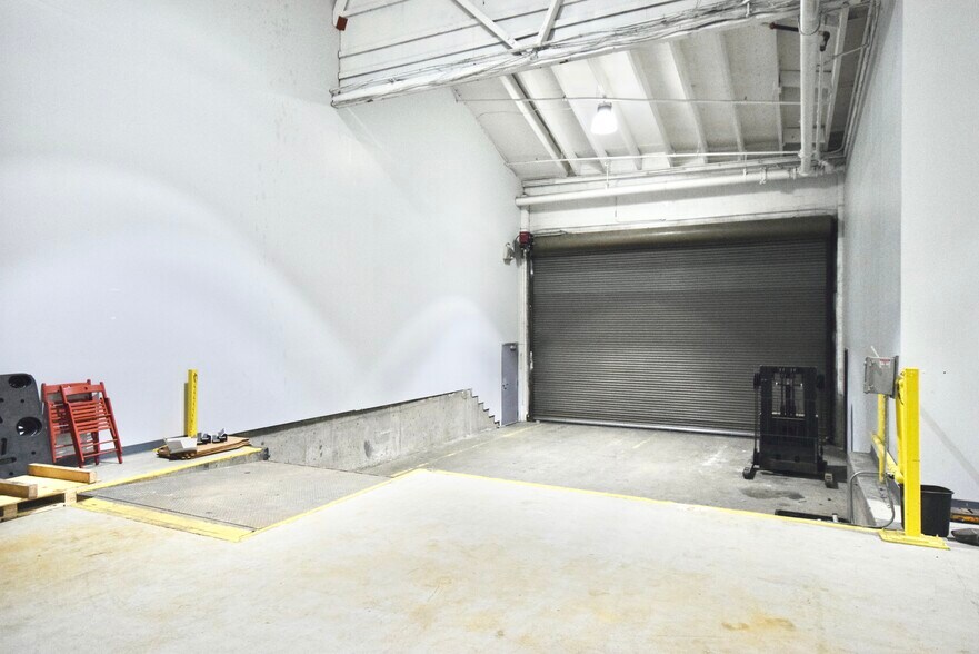 More Photos Of 2200 SE Mailwell Dr, Milwaukie Warehouse For Lease