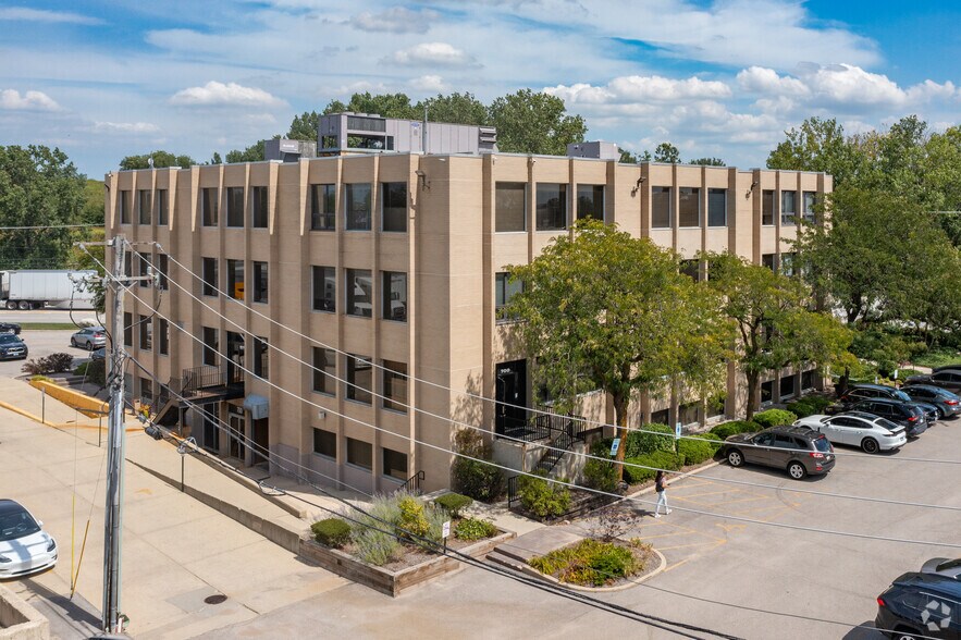 More Photos Of 700 Nicholas Blvd, Elk Grove Village Office For Lease