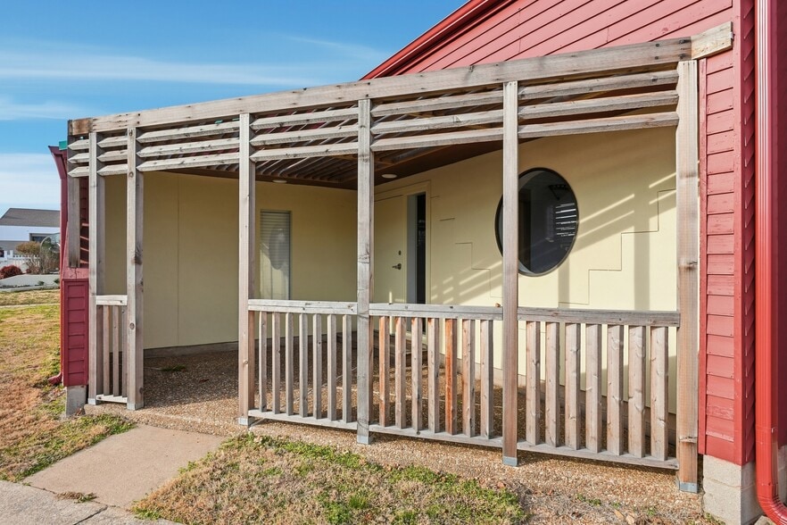 More Photos Of 1102-1108 Poplar Pl, Rogers Medical For Lease