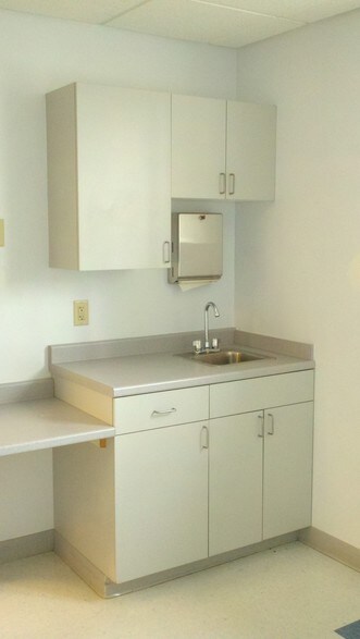 More Photos Of 3550 Main St, Springfield Medical For Lease