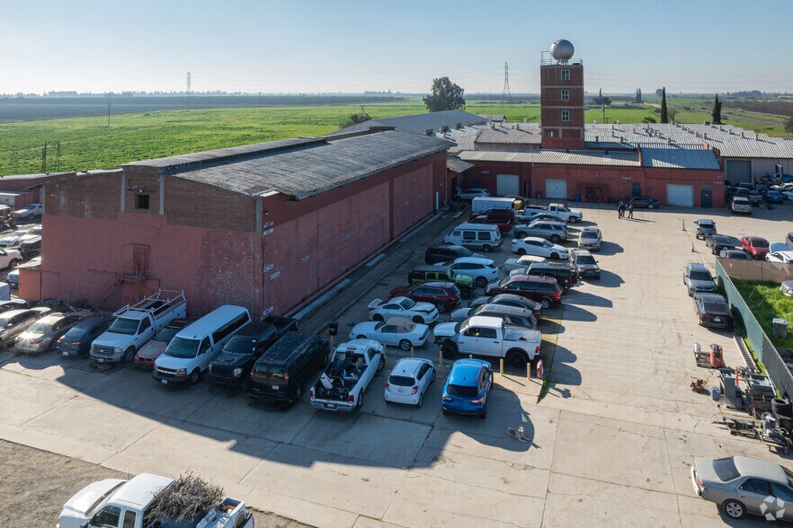 More Photos Of 5621 W McKenzie Ave, Fresno Warehouse For Lease