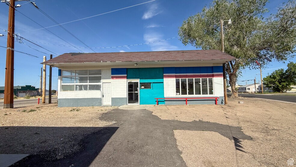 More Photos Of 100 W Geneva, East Carbon Convenience Store For Lease