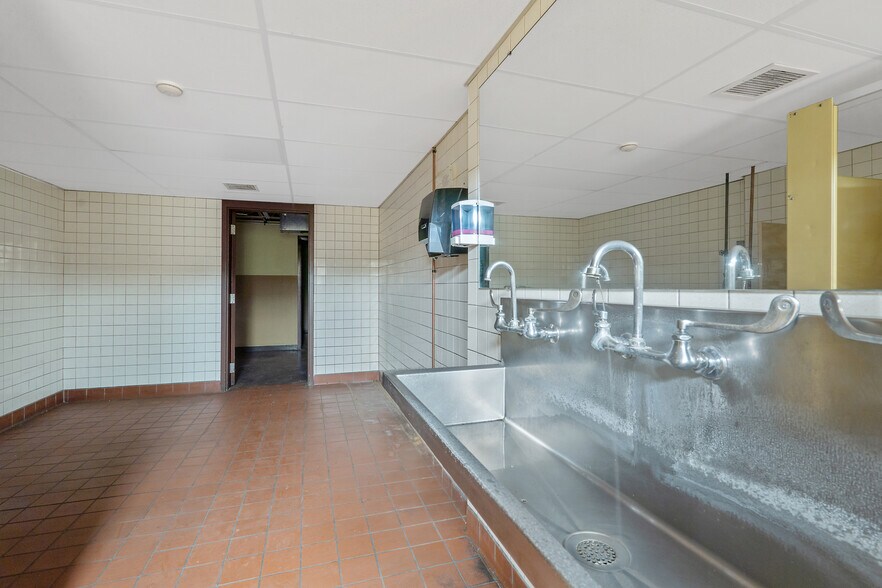 More Photos Of 734 Burnet Ave, Syracuse Manufacturing For Sale