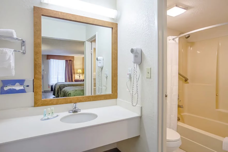 More Photos Of 6819 N Us-129, Live Oak Hotel For Sale