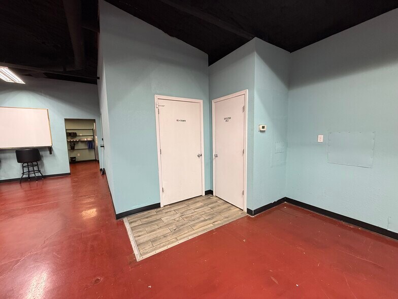 More Photos Of 16677 US Highway 77, Springer Restaurant For Lease