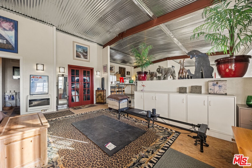 More Photos Of 9025 Camp Rock Rd, Lucerne Valley Veterinarian Kennel For Sale