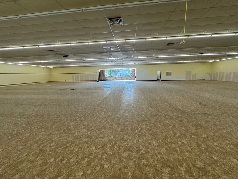 More Photos Of 109 E Clark St, La Plata Freestanding For Lease