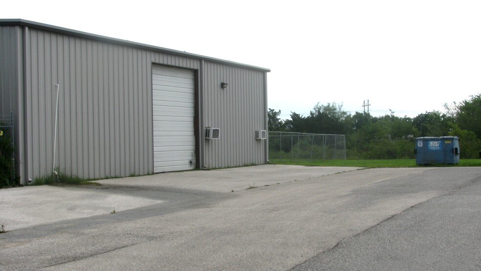 More Photos Of 950-1050 N Pine Rd, Texas City Warehouse For Lease