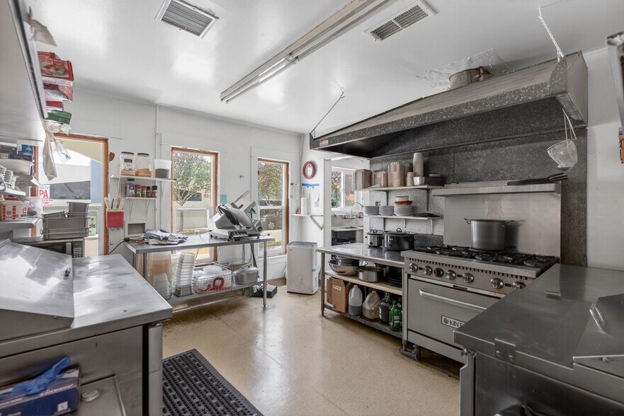 More Photos Of 4125 Sunnyside Dr, Riverside Restaurant For Lease