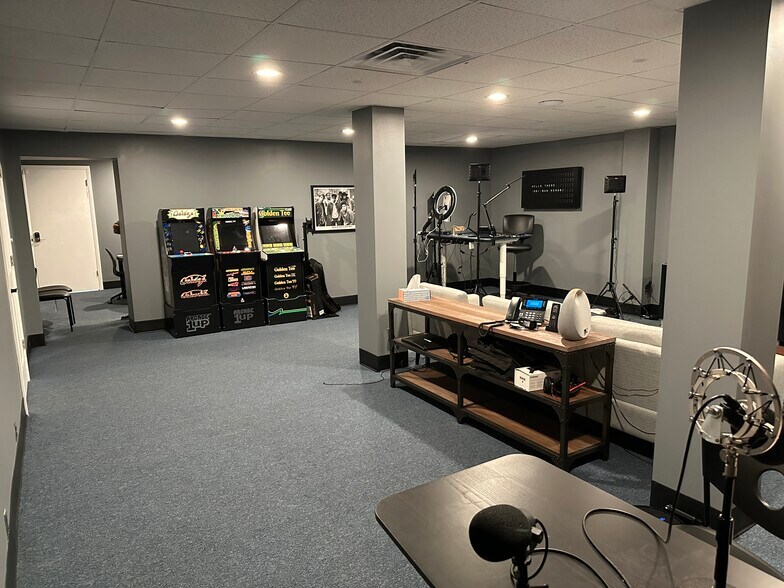 More Photos Of 9130 Otis Ave, Indianapolis Flex For Lease