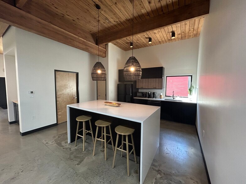 More Photos Of 5615 S Hood Ave, Portland Office For Sale