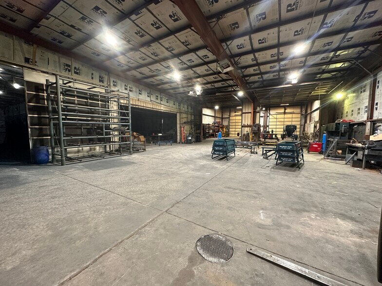 More Photos Of 1301 S 3rd St, Chickasha Distribution For Lease