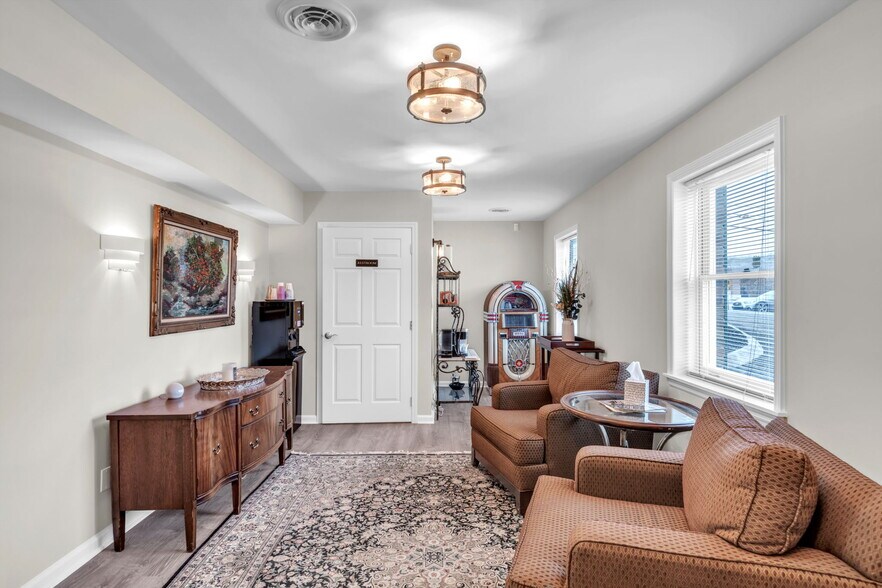 More Photos Of 117 SW Huxley Rd, Knoxville Medical For Sale