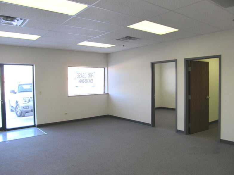 More Photos Of 720 N 17th St, St Charles Flex For Lease
