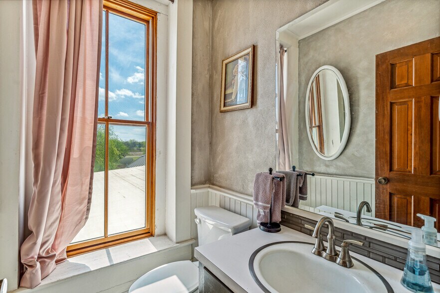 More Photos Of 703 Spring St, Granbury Lodge Meeting Hall For Sale