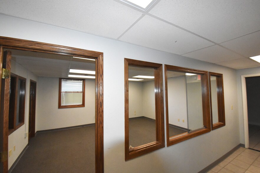 More Photos Of 544 Niedringhaus Ave, Granite City Office For Lease