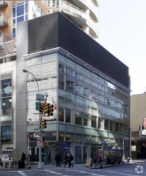 Primary Photo Of 991 Third Ave, New York Bank For Lease