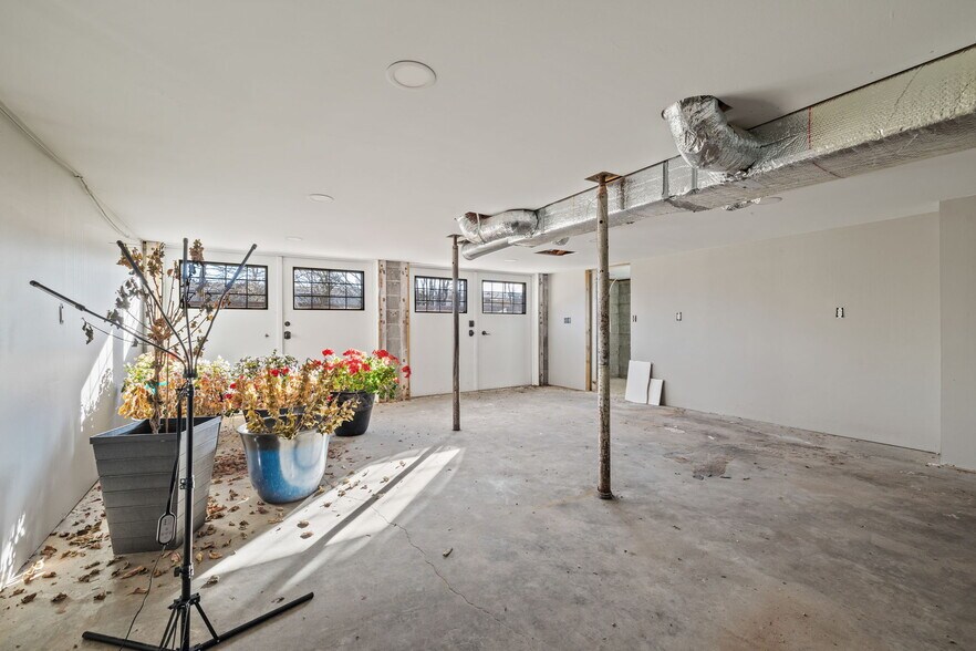 More Photos Of 2049 S Brentwood Blvd, Springfield Office For Sale