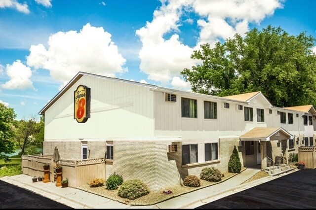 More Photos Of 830 Yellow Brick Rd, Chaska Hotel For Sale