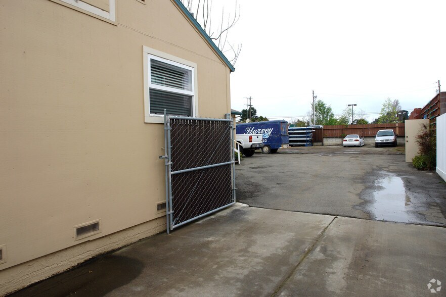 More Photos Of 20835 Chester St, Castro Valley Office For Sale