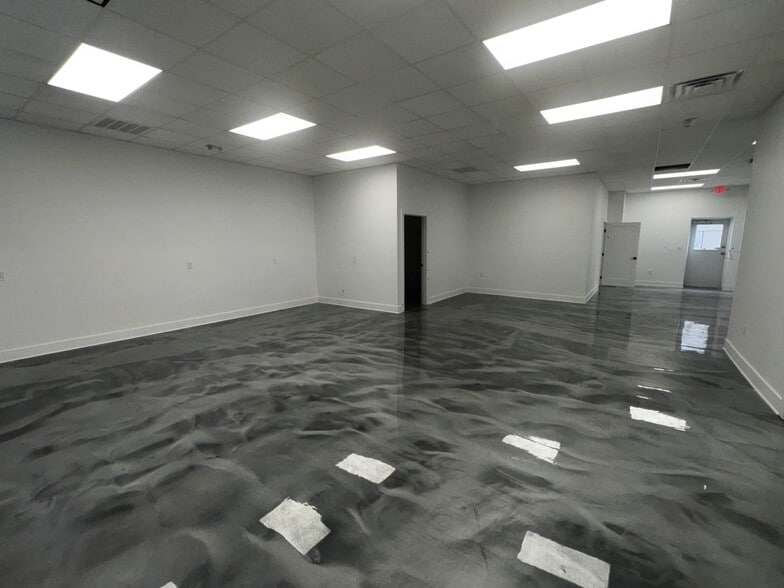 More Photos Of 4827 N Lois Ave, Tampa Warehouse For Lease