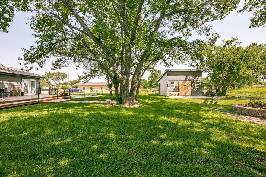 More Photos Of 407 E Broad St, Forney Office Residential For Sale