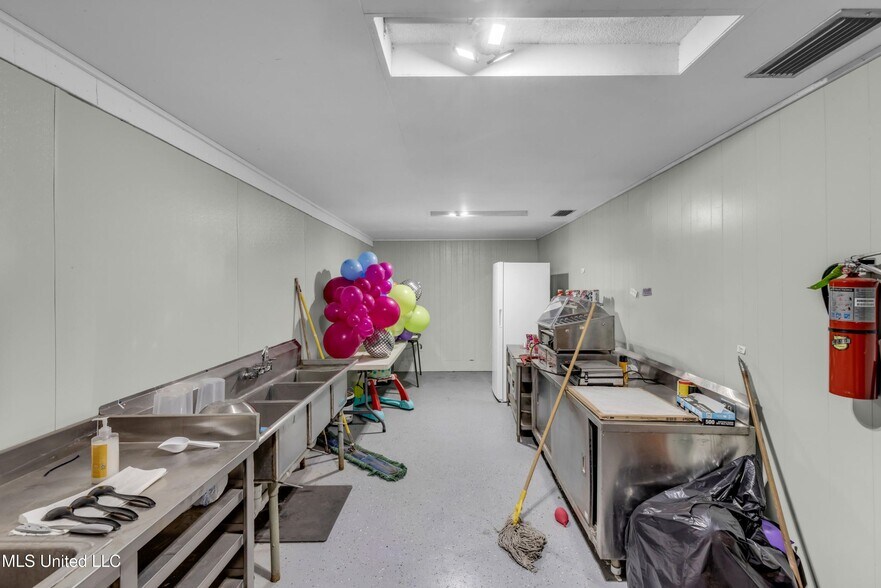 More Photos Of 6238 MS-198, Lucedale Specialty For Sale