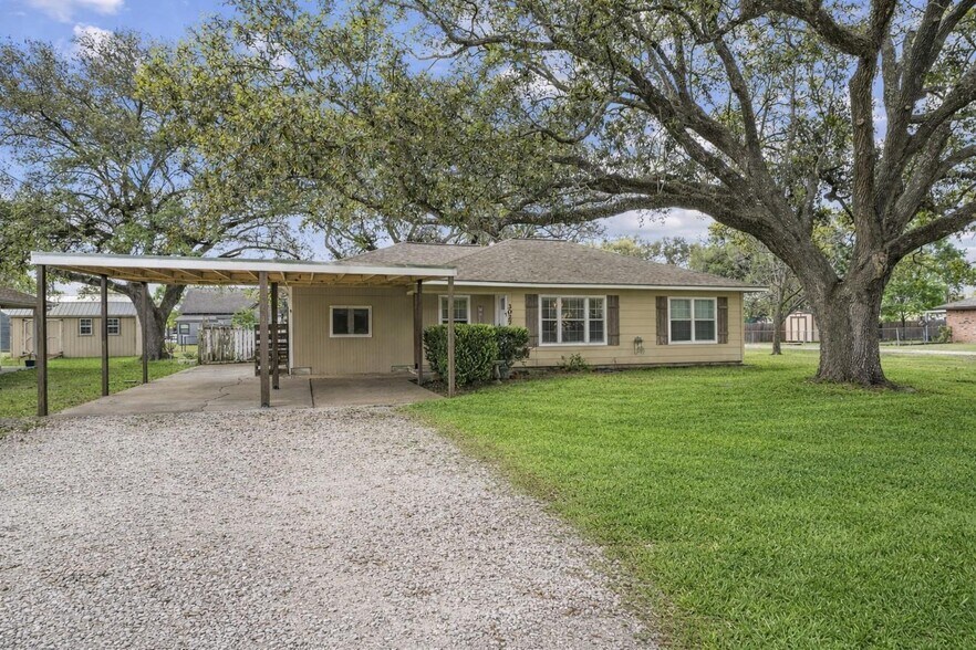 More Photos Of 3027 Poppy St, Needville Apartments For Sale