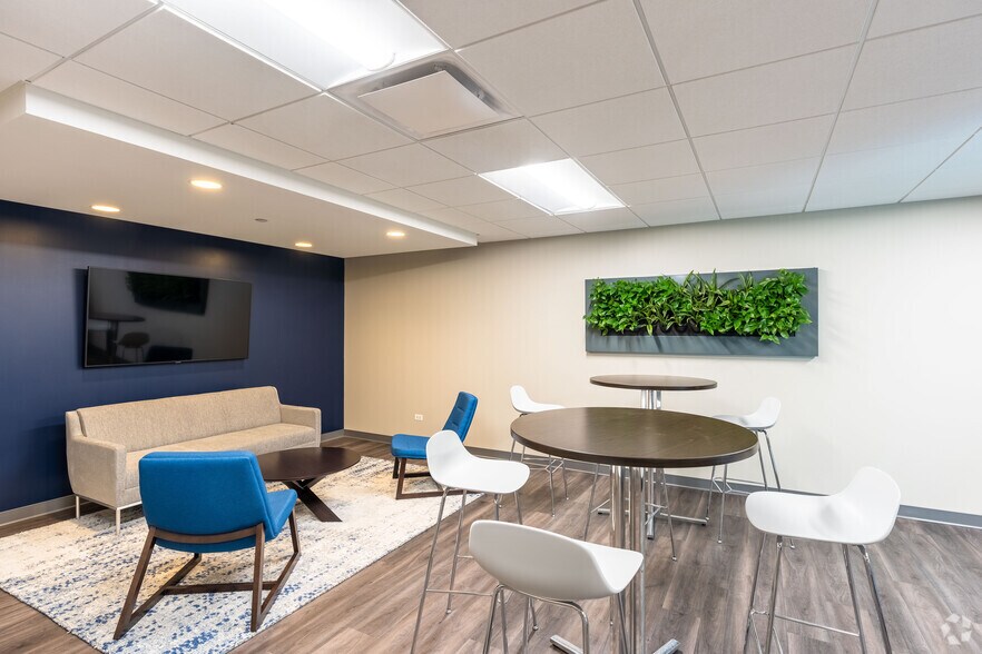 More Photos Of 2700 Patriot Blvd, Glenview Office For Lease