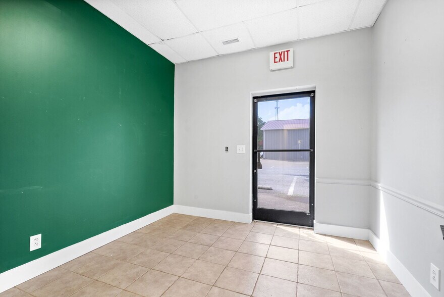 More Photos Of 131 Corporate Dr, Clarksville Flex For Lease