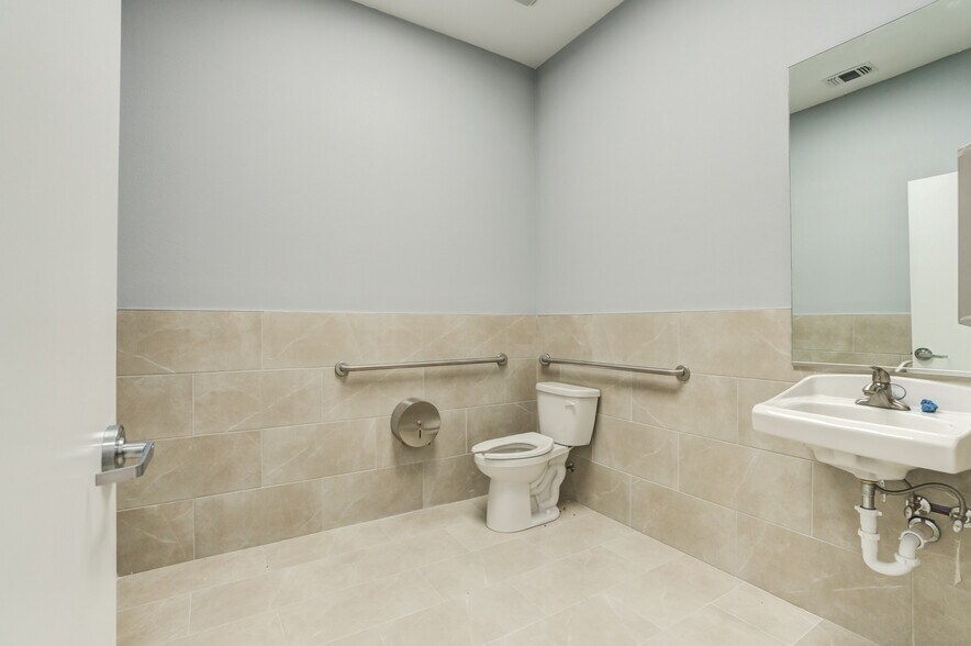 More Photos Of 9007 CR 6820, Lubbock Warehouse For Lease