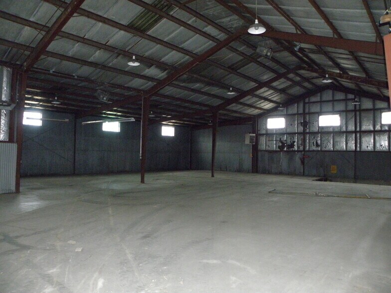 More Photos Of 922 Armstrong St, Morris Distribution For Lease